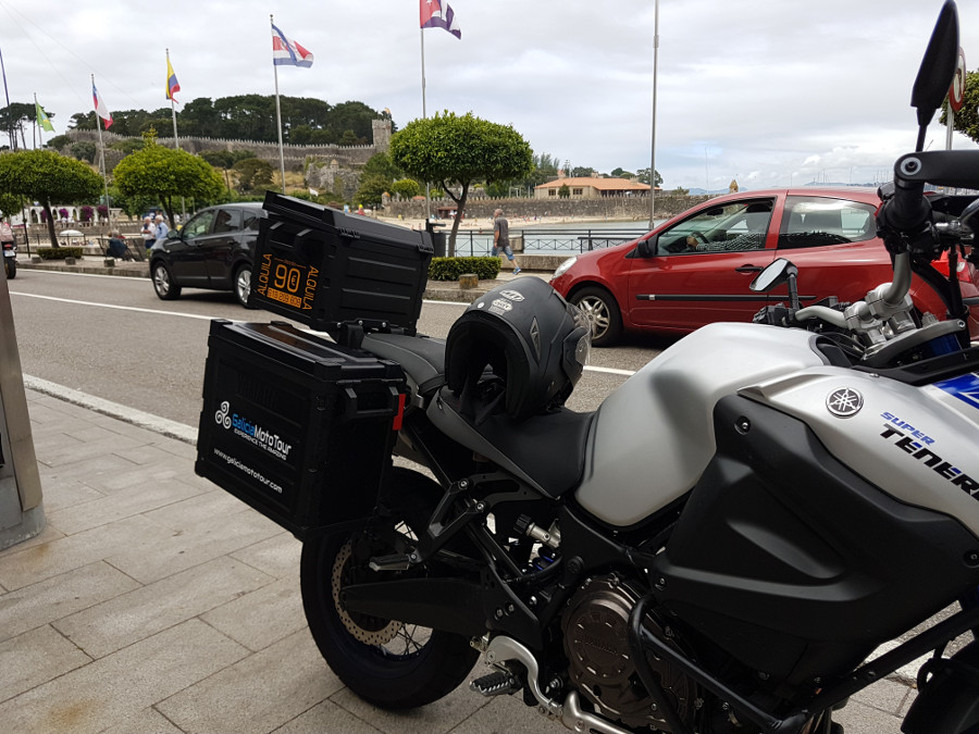 Sorprende a tu pareja con una ruta en moto por Pontevedra - Galicia moto  rent