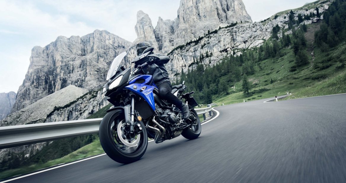 2017-Yamaha-Tracer-900-EU-Yamaha-Blue-Action-004